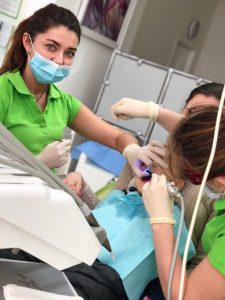 чистка зубов в Киеве от stomatologiya-konova