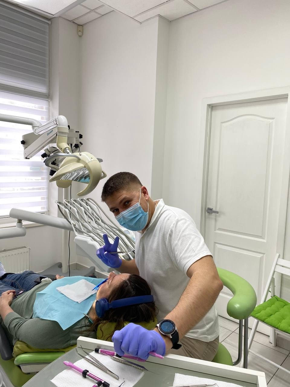 Ендодонтія під мікроскопом: чому сучасне лікування каналів зберігає ваші зуби